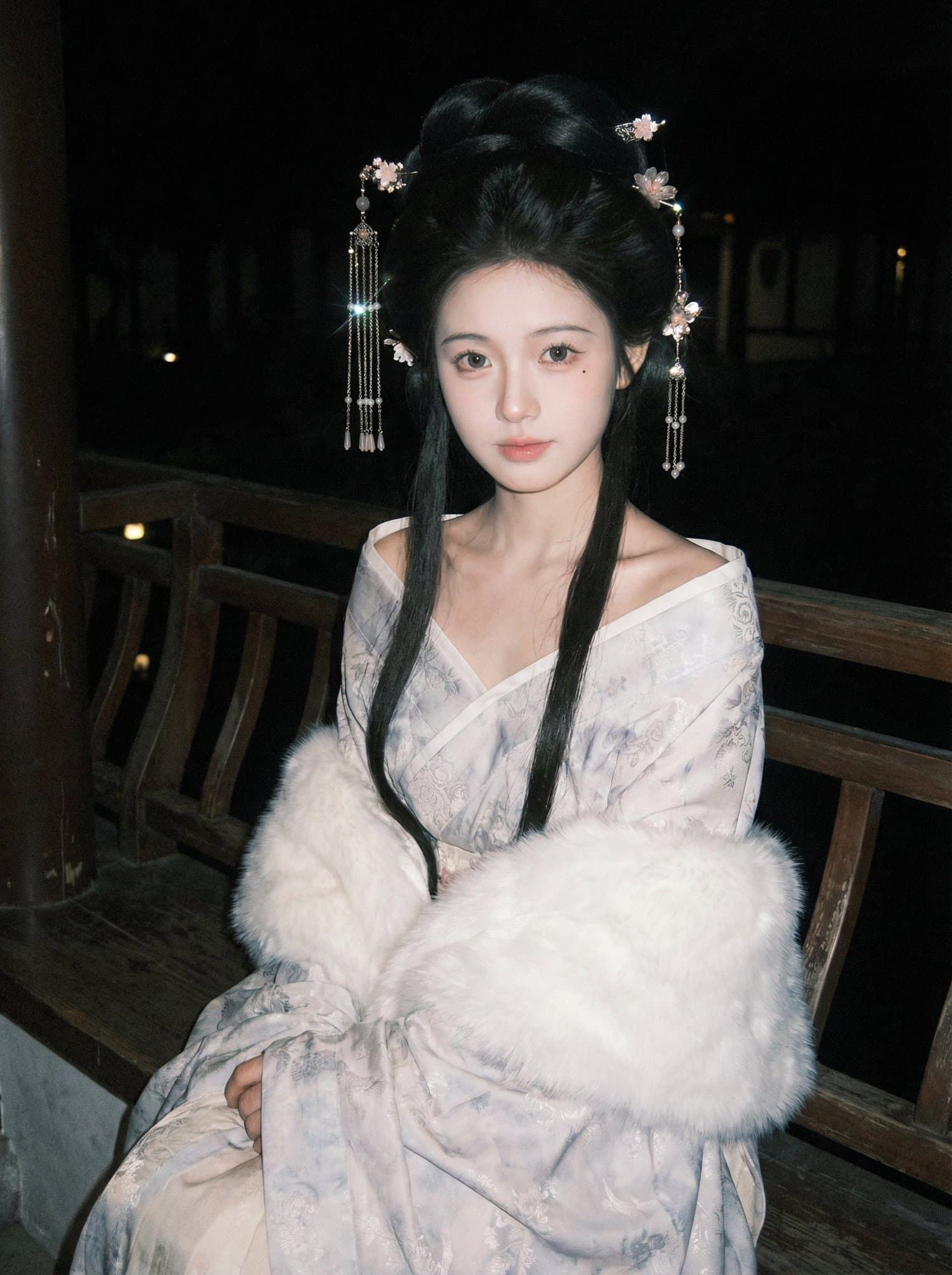古代風の幅広袖のローブガーデン夜景写真 — Generated result