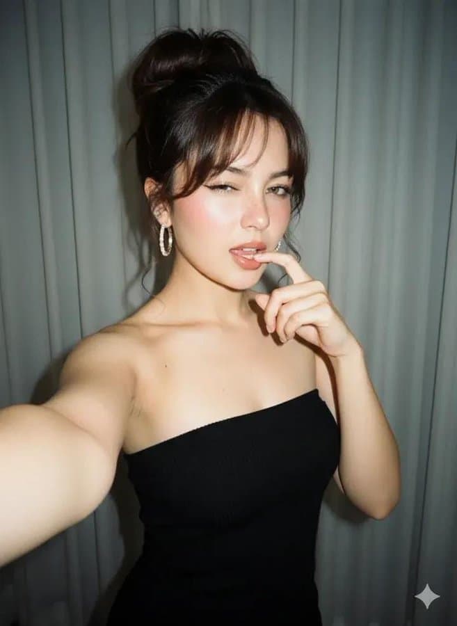 Selfie Close-Up Wanita di Dalam Kamar