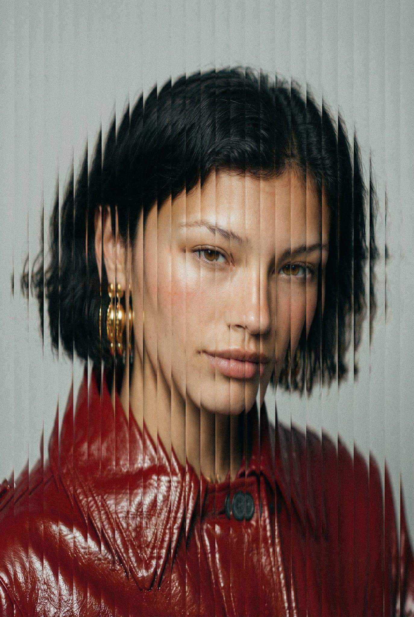 Potret High Fashion dengan Distorsi Irisan Vertikal