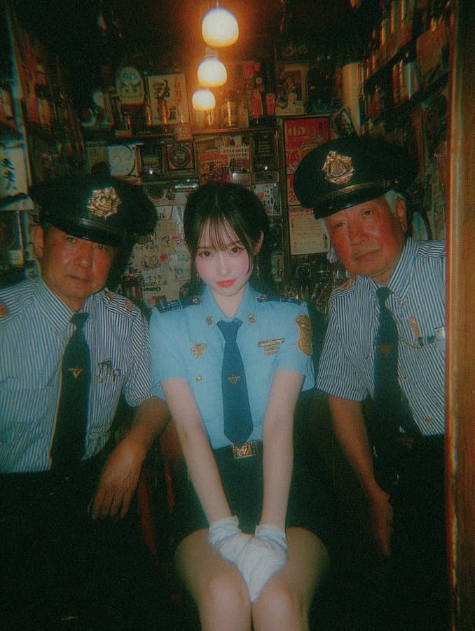 Schöne japanische Frau in hellblauer Polizeiuniform — Generated result